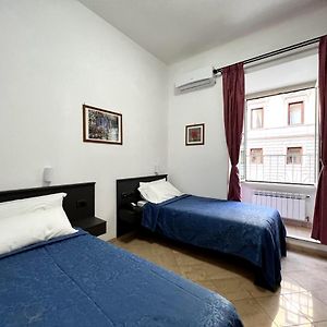 Zimmer mit zwei Einzelbetten